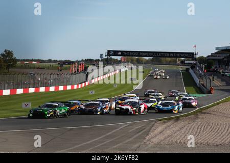 Donington Park, Großbritannien. 16. Oktober 2022. Das Team ABBA Mercedes AMG von Richard Neary führt das Team während der Intelligent Money British GT Championship in Donington Park in die erste Kurve. 16. Oktober 2022. Foto von Jurek Biegus. Nur zur redaktionellen Verwendung, Lizenz für kommerzielle Nutzung erforderlich. Quelle: Jurek Biegus/Alamy Live News Stockfoto