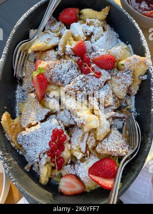 kaiserschmarrn, ein typisch deutsches Dessert. Es ist ein leicht gesüßter Pfannkuchen, der seinen Namen vom österreichischen Kaiser Franz Joseph I. hat Stockfoto