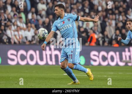 ISTANBUL, TÜRKEI - 16. OKTOBER: Anastasios Bakasetas von Trabzonspor beim türkischen Super Lig-Spiel zwischen Besiktas und Trapzonspor im Stadion Vodafone Park am 16. Oktober 2022 in Istanbul, Türkei (Foto: Orange Pictures) Stockfoto