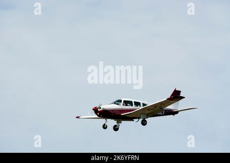 Piper PA-28-161 Cherokee Warrior II landet auf dem Wellesbourne Airfield, Warwickshire, Großbritannien (G-CJLI) Stockfoto