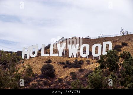 Berühmtes Hollywood-Schild in Los Angeles, Kalifornien an einem bewölkten Tag Stockfoto