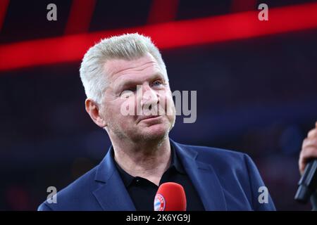 München, Deutschland. 16. Oktober 2022. Fußball: Bundesliga, Matchday 10, Bayern München - SC Freiburg, Allianz Arena: Der ehemalige Profifußballer Stefan Effenberg steht vor dem Spiel im Stadion. WICHTIGER HINWEIS: Gemäß den Anforderungen der DFL Deutsche Fußball Liga und des DFB Deutscher Fußball-Bund ist es untersagt, im Stadion und/oder des Spiels aufgenommene Fotos in Form von Sequenzbildern und/oder videoähnlichen Fotoserien zu nutzen oder zu nutzen. Quelle: Tom Weller/dpa/Alamy Live News Stockfoto