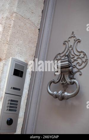 Bronze Türklopfer und Digicode auf einem alten Haus in Frankreich Stockfoto