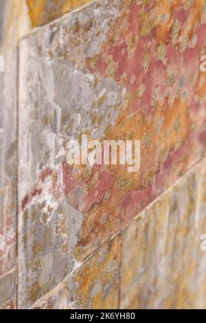 Bunte Steinschiefer-Fliese mit grunge verwitterter, natürlicher Strukturoberfläche Stockfoto