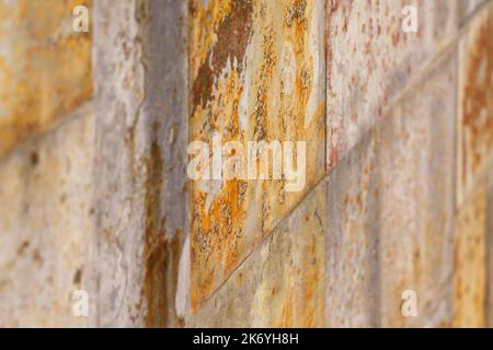 Bunte Steinschiefer-Fliese mit grunge verwitterter, natürlicher Strukturoberfläche Stockfoto
