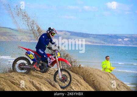 STRANDRENNEN IN WEYMOUTH - 9. OKTOBER 2022: Motorradfahrer fahren am Strand von Weymouth, Dorset, Großbritannien Stockfoto