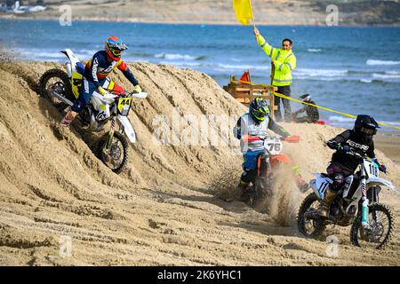 STRANDRENNEN IN WEYMOUTH - 9. OKTOBER 2022: Motorradfahrer fahren am Strand von Weymouth, Dorset, Großbritannien Stockfoto