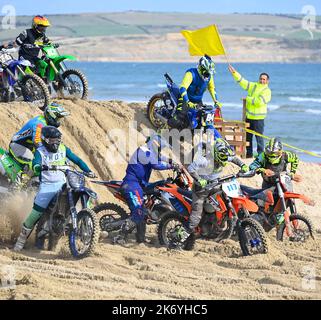 STRANDRENNEN IN WEYMOUTH - 9. OKTOBER 2022: Motorradfahrer fahren am Strand von Weymouth, Dorset, Großbritannien Stockfoto