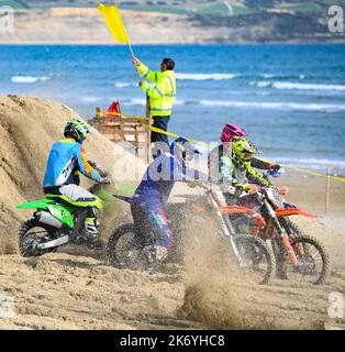 STRANDRENNEN IN WEYMOUTH - 9. OKTOBER 2022: Motorradfahrer fahren am Strand von Weymouth, Dorset, Großbritannien Stockfoto