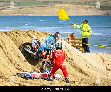 STRANDRENNEN IN WEYMOUTH - 9. OKTOBER 2022: Motorradfahrer fahren am Strand von Weymouth, Dorset, Großbritannien Stockfoto