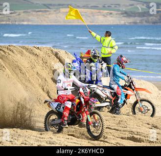 STRANDRENNEN IN WEYMOUTH - 9. OKTOBER 2022: Motorradfahrer fahren am Strand von Weymouth, Dorset, Großbritannien Stockfoto