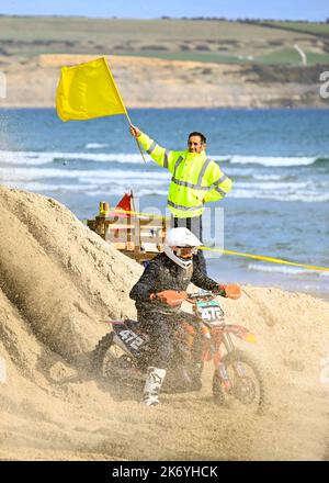 WEYMOUTH BEACH RACE - 9. OKTOBER 2022: 472 Ready Peedle Racing auf Weymouth Beach, Dorset, UK Stockfoto