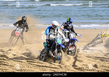 STRANDRENNEN IN WEYMOUTH - 9. OKTOBER 2022: 199 Jack Liddiard ,47 Ryan Hughes, 459 Lee Phillips-Rennen am Strand von Weymouth, Dorset, Großbritannien Stockfoto