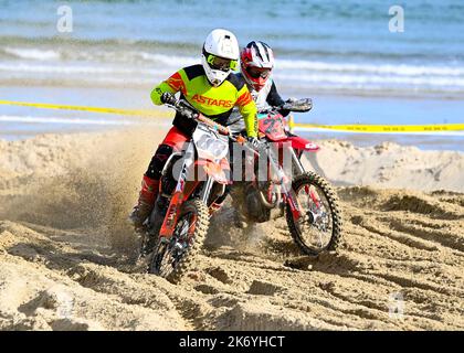 WEYMOUTH BEACH RACE - 9. OKTOBER 2022: 88 Harry jones mit 21 Niles Reid Rennen am Weymouth Beach, Dorset, Großbritannien Stockfoto