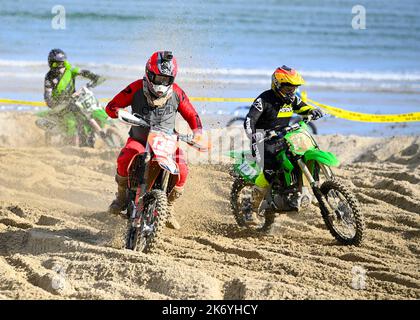 WEYMOUTH BEACH RACE - 9. OKTOBER 2022: 135 Gary Hurst ,101 Dean Stutt ,162 Scott Elvin Racing on Weymouth Beach, Dorset, UK Stockfoto