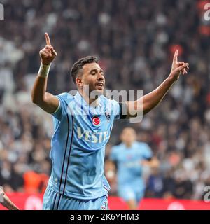 ISTANBUL, TÜRKEI - 16. OKTOBER: Mahmoud Trezeguet von Trabzonspor feiert sein Tor beim türkischen Super Lig-Spiel zwischen Besiktas und Trapzonspor im Stadion Vodafone Park am 16. Oktober 2022 in Istanbul, Türkei (Foto: Orange Pictures) Stockfoto