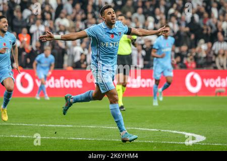 ISTANBUL, TÜRKEI - 16. OKTOBER: Mahmoud Trezeguet von Trabzonspor feiert sein Tor beim türkischen Super Lig-Spiel zwischen Besiktas und Trapzonspor im Stadion Vodafone Park am 16. Oktober 2022 in Istanbul, Türkei (Foto: Orange Pictures) Stockfoto