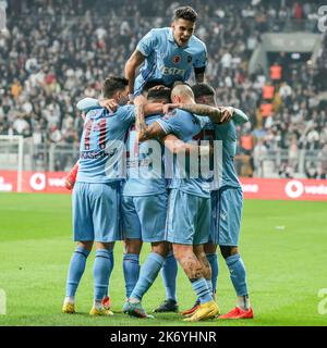 ISTANBUL, TÜRKEI - 16. OKTOBER: Mahmoud Trezeguet von Trabzonspor feiert sein Tor beim türkischen Super Lig-Spiel zwischen Besiktas und Trapzonspor im Stadion Vodafone Park am 16. Oktober 2022 in Istanbul, Türkei (Foto: Orange Pictures) Stockfoto