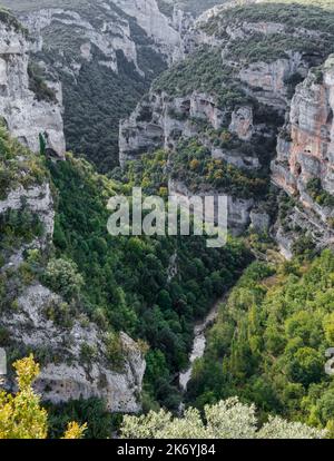 Felsvorsprünge und Höhlen im Parque natural de la Sierra y los Cañones de Guara in den spanischen Pyrenäen Stockfoto