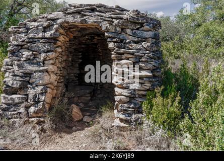 Eine sehr alte, traditionelle, kreisförmige Hirtenhütte aus Stein, Pyrenäen, Spanien Stockfoto