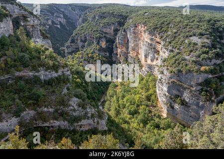 Felsvorsprünge und Höhlen im Parque natural de la Sierra y los Cañones de Guara in den spanischen Pyrenäen Stockfoto