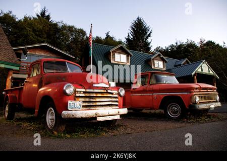 Bellas rot rostiger Lastwagen aus der Dämmerung. Der legendäre Bella-Lastwagen vor dem Besucherzentrum von Forks in Washington Stockfoto