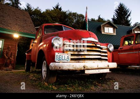 Bellas rot rostiger Lastwagen aus der Dämmerung. Der legendäre Bella-Lastwagen vor dem Besucherzentrum von Forks in Washington Stockfoto