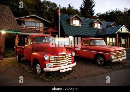 Bellas rot rostiger Lastwagen aus der Dämmerung. Der legendäre Bella-Lastwagen vor dem Besucherzentrum von Forks in Washington Stockfoto