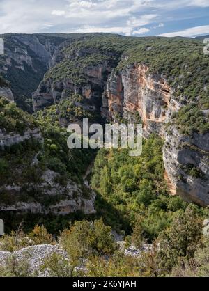 Felsvorsprünge und Höhlen im Parque natural de la Sierra y los Cañones de Guara in den spanischen Pyrenäen Stockfoto