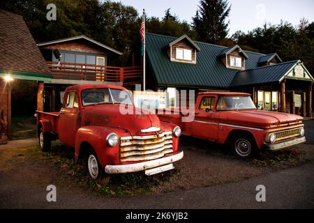 Bellas rot rostiger Lastwagen aus der Dämmerung. Der legendäre Bella-Lastwagen vor dem Besucherzentrum von Forks in Washington Stockfoto