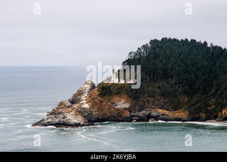 Malerische Aussicht auf den Leuchtturm Heceta Head an der Küste von Oregon auf der historischen Route 101 Stockfoto