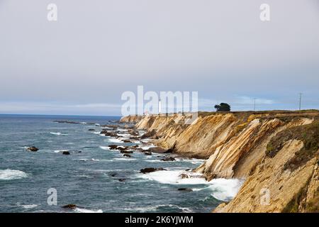 Blick auf den Point Arena Leuchtturm an einer felsigen Küste in Kalifornien auf der historischen Route 101 Stockfoto