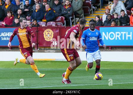 Motherwell, Großbritannien. 16. Oktober 2022. Motherwell spielte die Rangers in der Cinch Premiership im Fir Hill Stadium, Motherwell, Schottland, Großbritannien. Die Rangers gewannen 2 -1 mit Toren aus Tillman (53 Minuten) und Lundstram (69 Minuten). McKinstry erzielte für Motherwell (77 Minuten) nach einem Freistoß. Kredit: Findlay/Alamy Live Nachrichten Stockfoto