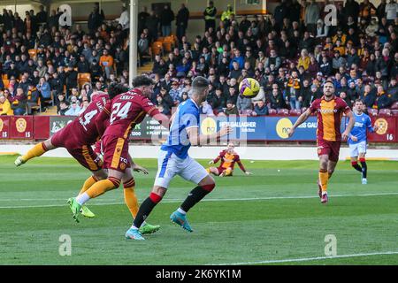 Motherwell, Großbritannien. 16. Oktober 2022. Motherwell spielte die Rangers in der Cinch Premiership im Fir Hill Stadium, Motherwell, Schottland, Großbritannien. Die Rangers gewannen 2 -1 mit Toren aus Tillman (53 Minuten) und Lundstram (69 Minuten). McKinstry erzielte für Motherwell (77 Minuten) nach einem Freistoß. Kredit: Findlay/Alamy Live Nachrichten Stockfoto