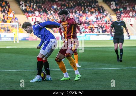 Motherwell, Großbritannien. 16. Oktober 2022. Motherwell spielte die Rangers in der Cinch Premiership im Fir Hill Stadium, Motherwell, Schottland, Großbritannien. Die Rangers gewannen 2 -1 mit Toren aus Tillman (53 Minuten) und Lundstram (69 Minuten). McKinstry erzielte für Motherwell (77 Minuten) nach einem Freistoß. Kredit: Findlay/Alamy Live Nachrichten Stockfoto