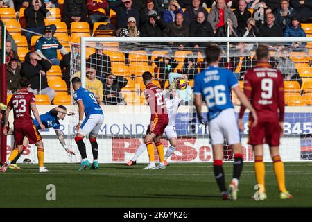 Motherwell, Großbritannien. 16. Oktober 2022. Motherwell spielte die Rangers in der Cinch Premiership im Fir Hill Stadium, Motherwell, Schottland, Großbritannien. Die Rangers gewannen 2 -1 mit Toren aus Tillman (53 Minuten) und Lundstram (69 Minuten). McKinstry erzielte für Motherwell (77 Minuten) nach einem Freistoß. Kredit: Findlay/Alamy Live Nachrichten Stockfoto