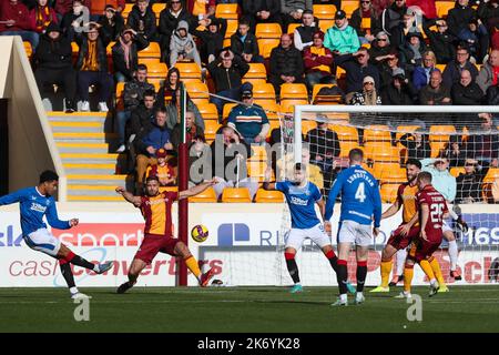 Motherwell, Großbritannien. 16. Oktober 2022. Motherwell spielte die Rangers in der Cinch Premiership im Fir Hill Stadium, Motherwell, Schottland, Großbritannien. Die Rangers gewannen 2 -1 mit Toren aus Tillman (53 Minuten) und Lundstram (69 Minuten). McKinstry erzielte für Motherwell (77 Minuten) nach einem Freistoß. Kredit: Findlay/Alamy Live Nachrichten Stockfoto