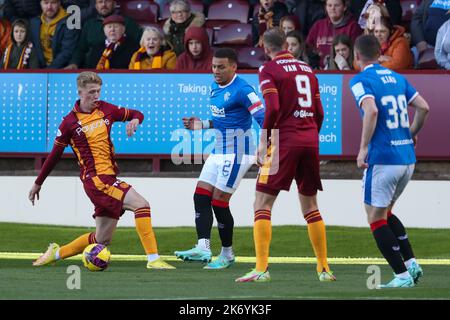 Motherwell, Großbritannien. 16. Oktober 2022. Motherwell spielte die Rangers in der Cinch Premiership im Fir Hill Stadium, Motherwell, Schottland, Großbritannien. Die Rangers gewannen 2 -1 mit Toren aus Tillman (53 Minuten) und Lundstram (69 Minuten). McKinstry erzielte für Motherwell (77 Minuten) nach einem Freistoß. Kredit: Findlay/Alamy Live Nachrichten Stockfoto