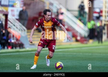 Motherwell, Großbritannien. 16. Oktober 2022. Motherwell spielte die Rangers in der Cinch Premiership im Fir Hill Stadium, Motherwell, Schottland, Großbritannien. Die Rangers gewannen 2 -1 mit Toren aus Tillman (53 Minuten) und Lundstram (69 Minuten). McKinstry erzielte für Motherwell (77 Minuten) nach einem Freistoß. Kredit: Findlay/Alamy Live Nachrichten Stockfoto