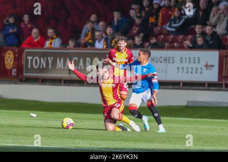 Motherwell, Großbritannien. 16. Oktober 2022. Motherwell spielte die Rangers in der Cinch Premiership im Fir Hill Stadium, Motherwell, Schottland, Großbritannien. Die Rangers gewannen 2 -1 mit Toren aus Tillman (53 Minuten) und Lundstram (69 Minuten). McKinstry erzielte für Motherwell (77 Minuten) nach einem Freistoß. Kredit: Findlay/Alamy Live Nachrichten Stockfoto