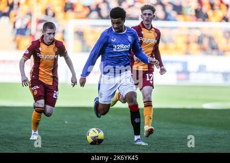 Motherwell, Großbritannien. 16. Oktober 2022. Motherwell spielte die Rangers in der Cinch Premiership im Fir Hill Stadium, Motherwell, Schottland, Großbritannien. Die Rangers gewannen 2 -1 mit Toren aus Tillman (53 Minuten) und Lundstram (69 Minuten). McKinstry erzielte für Motherwell (77 Minuten) nach einem Freistoß. Kredit: Findlay/Alamy Live Nachrichten Stockfoto