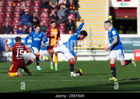 Motherwell, Großbritannien. 16. Oktober 2022. Motherwell spielte die Rangers in der Cinch Premiership im Fir Hill Stadium, Motherwell, Schottland, Großbritannien. Die Rangers gewannen 2 -1 mit Toren aus Tillman (53 Minuten) und Lundstram (69 Minuten). McKinstry erzielte für Motherwell (77 Minuten) nach einem Freistoß. Kredit: Findlay/Alamy Live Nachrichten Stockfoto