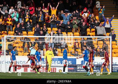 Motherwell, Großbritannien. 16. Oktober 2022. Motherwell spielte die Rangers in der Cinch Premiership im Fir Hill Stadium, Motherwell, Schottland, Großbritannien. Die Rangers gewannen 2 -1 mit Toren aus Tillman (53 Minuten) und Lundstram (69 Minuten). McKinstry erzielte für Motherwell (77 Minuten) nach einem Freistoß. Kredit: Findlay/Alamy Live Nachrichten Stockfoto