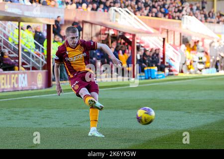 Motherwell, Großbritannien. 16. Oktober 2022. Motherwell spielte die Rangers in der Cinch Premiership im Fir Hill Stadium, Motherwell, Schottland, Großbritannien. Die Rangers gewannen 2 -1 mit Toren aus Tillman (53 Minuten) und Lundstram (69 Minuten). McKinstry erzielte für Motherwell (77 Minuten) nach einem Freistoß. Kredit: Findlay/Alamy Live Nachrichten Stockfoto