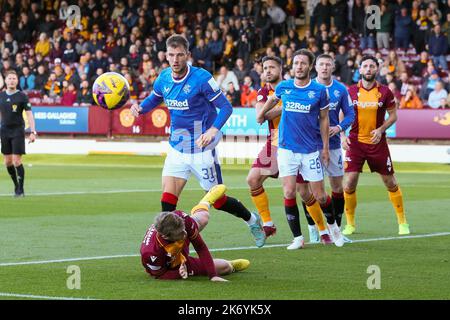 Motherwell, Großbritannien. 16. Oktober 2022. Motherwell spielte die Rangers in der Cinch Premiership im Fir Hill Stadium, Motherwell, Schottland, Großbritannien. Die Rangers gewannen 2 -1 mit Toren aus Tillman (53 Minuten) und Lundstram (69 Minuten). McKinstry erzielte für Motherwell (77 Minuten) nach einem Freistoß. Kredit: Findlay/Alamy Live Nachrichten Stockfoto