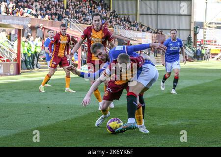 Motherwell, Großbritannien. 16. Oktober 2022. Motherwell spielte die Rangers in der Cinch Premiership im Fir Hill Stadium, Motherwell, Schottland, Großbritannien. Die Rangers gewannen 2 -1 mit Toren aus Tillman (53 Minuten) und Lundstram (69 Minuten). McKinstry erzielte für Motherwell (77 Minuten) nach einem Freistoß. Kredit: Findlay/Alamy Live Nachrichten Stockfoto