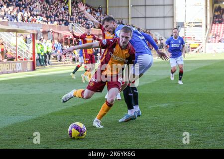 Motherwell, Großbritannien. 16. Oktober 2022. Motherwell spielte die Rangers in der Cinch Premiership im Fir Hill Stadium, Motherwell, Schottland, Großbritannien. Die Rangers gewannen 2 -1 mit Toren aus Tillman (53 Minuten) und Lundstram (69 Minuten). McKinstry erzielte für Motherwell (77 Minuten) nach einem Freistoß. Kredit: Findlay/Alamy Live Nachrichten Stockfoto