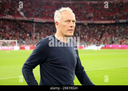 München, Deutschland. 16. Oktober 2022. firo : 16.. Oktober 2022, Fußball, Fußball, 1. Liga, 1. Bundesliga, Saison 2022/2023, Spieltag 10. FC Bayern München - SC Freiburg Christian Streich, SC Freiburg, SCF, Freiburg, Halbfigur, Kredit: dpa/Alamy Live Nachrichten Stockfoto