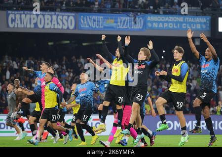 Napoli, Italien. 16. Oktober 2022. Die Spieler von Neapel feiern am Ende der Serie Ein Spiel zwischen dem SSC Napoli und dem FC Bologna im Stadion Diego Armando Maradona in Napoli (Italien), 16.. Oktober 2022. Foto Cesare Purini/Insidefoto Kredit: Insidefoto di andrea staccioli/Alamy Live News Stockfoto