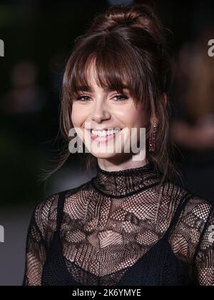 Los Angeles, Usa. 15. Oktober 2022. LOS ANGELES, KALIFORNIEN, USA - 15. OKTOBER: Lily Collins kommt zur jährlichen Academy Museum of Motion Picturs Gala 2., die von Rolex im Academy Museum of Motion Pictures am 15. Oktober 2022 in Los Angeles, Kalifornien, USA, veranstaltet wird. (Foto von Xavier Collin/Image Press Agency) Quelle: Image Press Agency/Alamy Live News Stockfoto